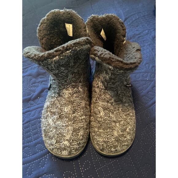 GUC Muk Luks Gray Knit Boots Hard Sole Furry Lining Slip On Size Medium (7-8) - Picture 2 of 6